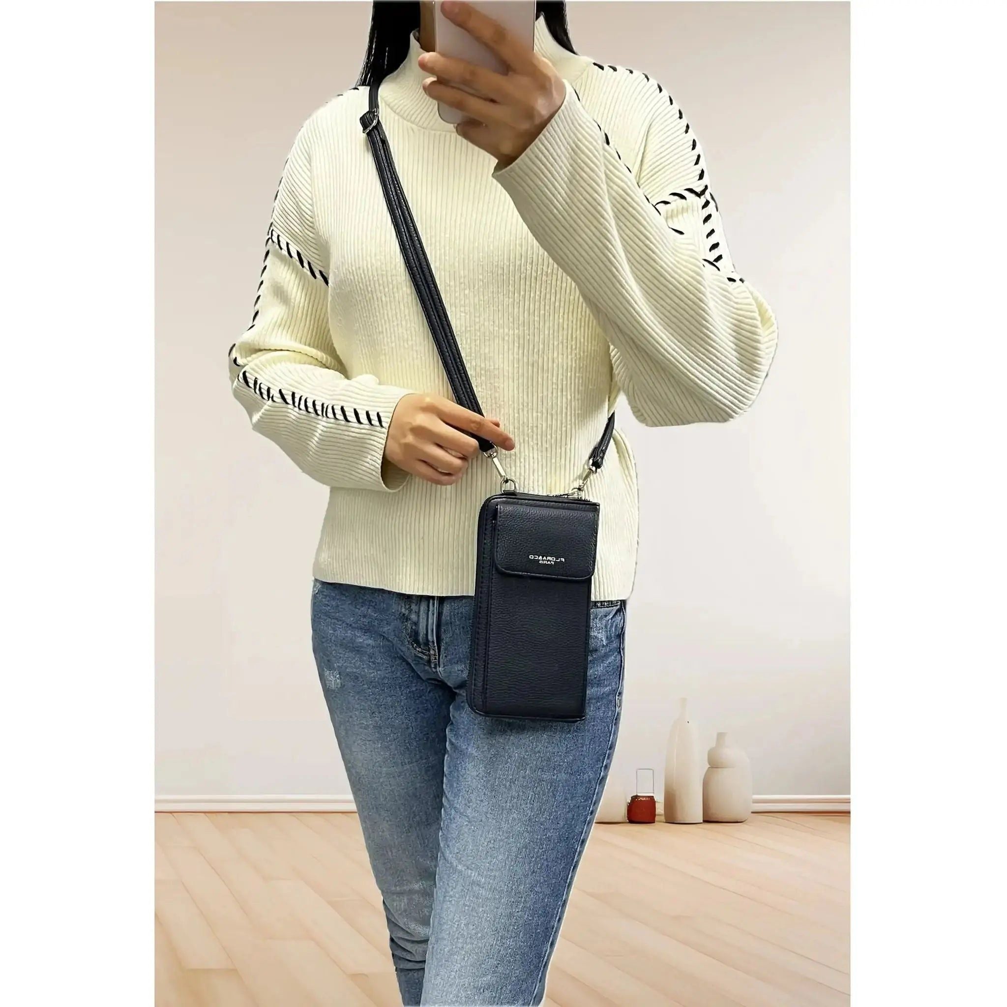 Vue 1 du Pochette téléphone bandoulière femme bleu marine en cuir synthétique par Flora & co.