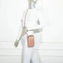 Vue 1 du Pochette téléphone femme croco tout-en-un rose synthétique par Gallantry.