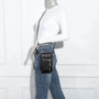 Vue 1 du Pochette bandoulière femme smartphone 6.7 Noir en cuir synthétique par Gallantry.