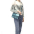 Flora & co Sac bandoulière pochette femme irisé bleu canard
