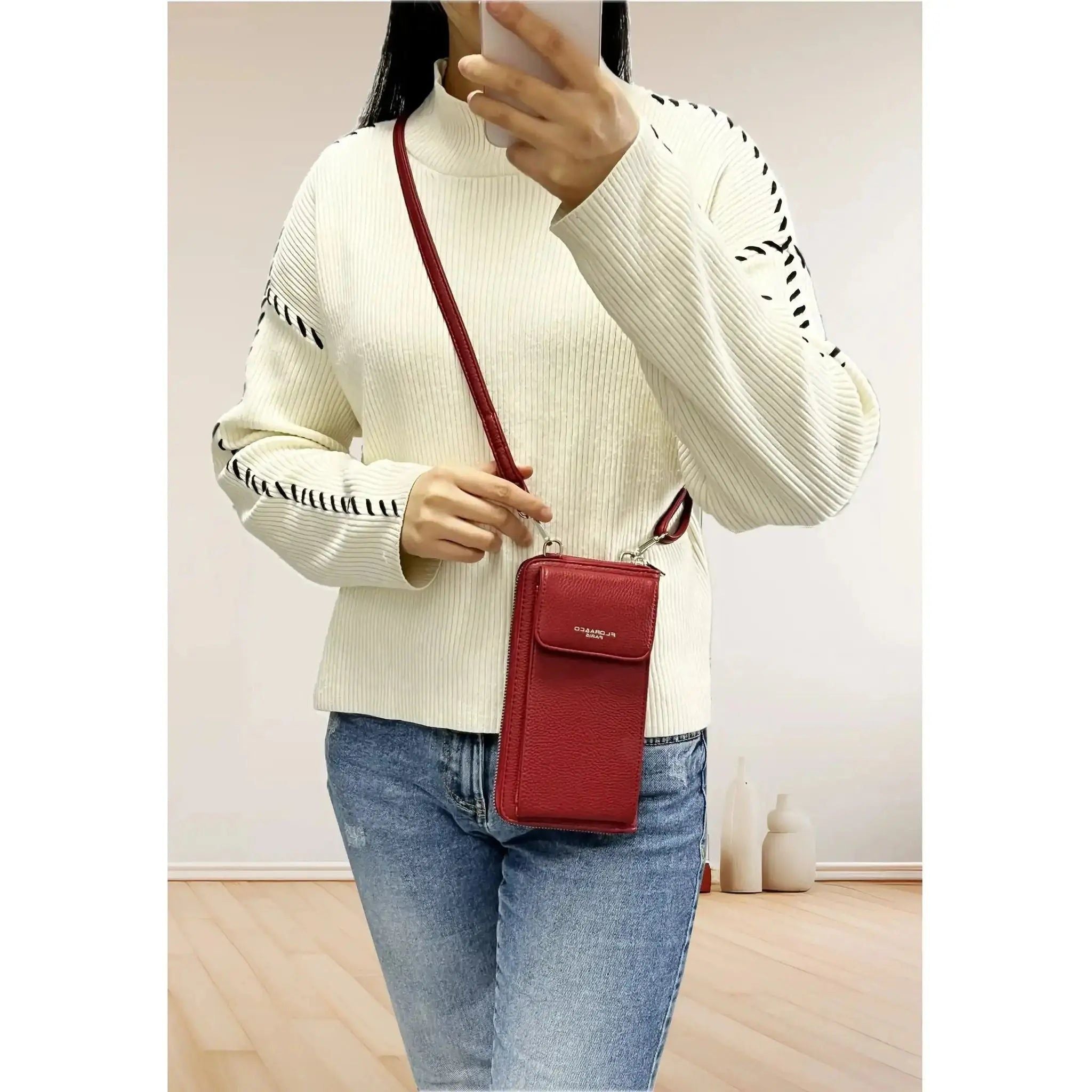 Vue 1 du Pochette téléphone bandoulière femme rouge foncé en cuir synthétique par Flora & co.
