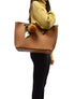 Sac à main de cours pompon foulard camel Flora & co